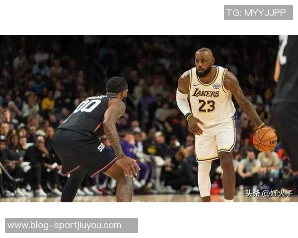 詹姆斯快攻遭遇米勒防守冲突裁判判罚引发黄蜂教练挑战未果